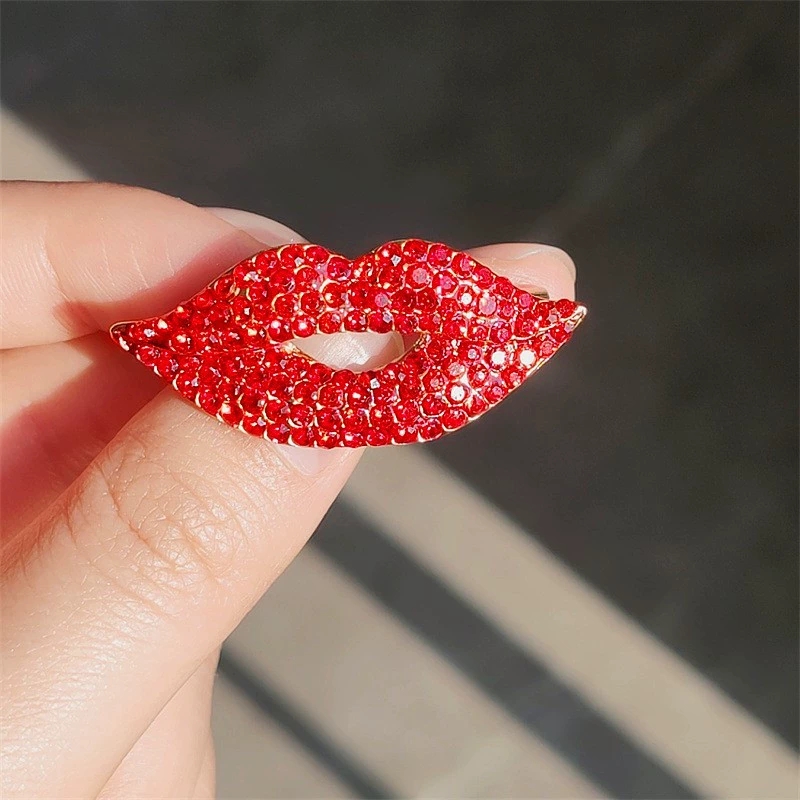 Cheio de cristal lábios-forma  - Embroidery Lips avaliação e preço