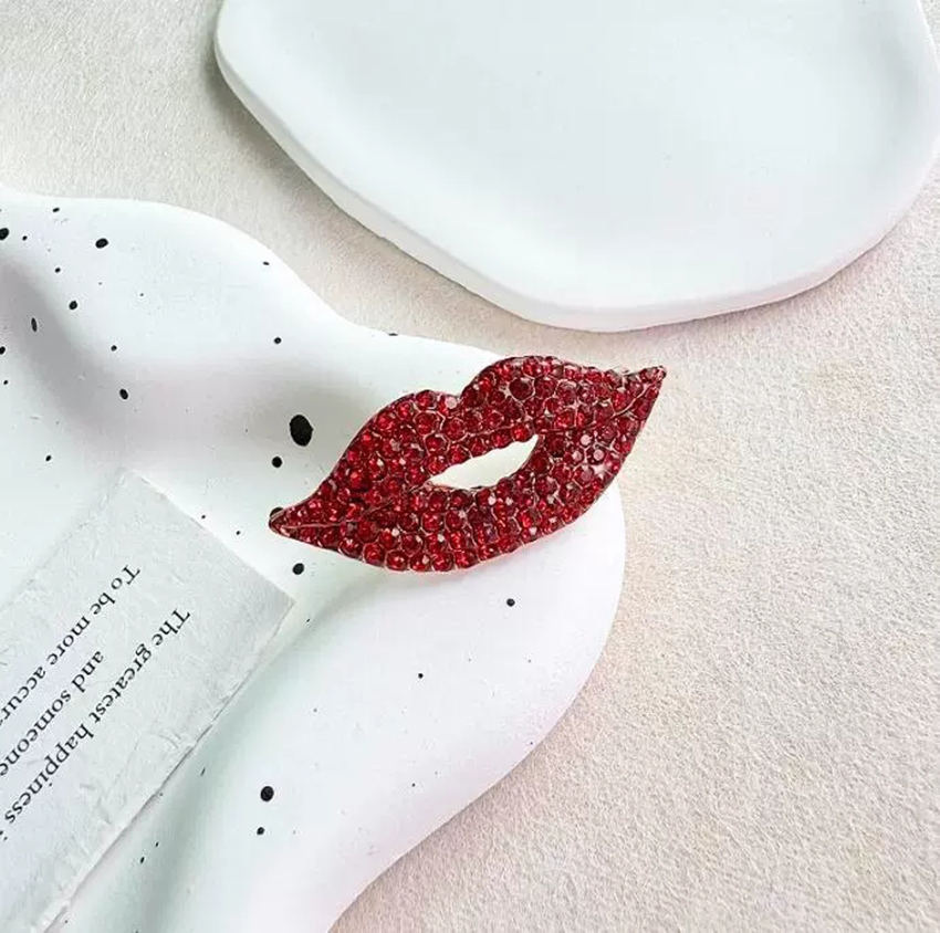 Cheio de cristal lábios-forma  - Embroidery Lips avaliação e preço